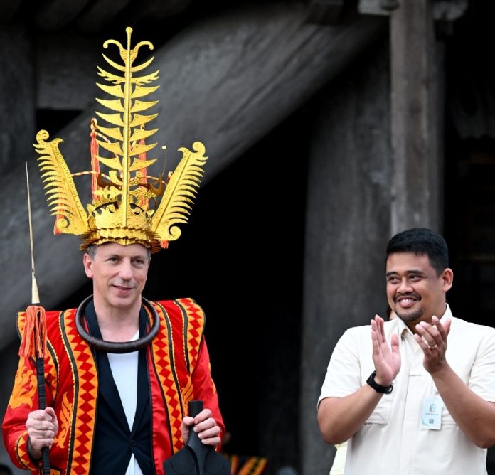Teks Foto : Gubernur Sumatera Utara Muhammad Bobby Afif Nasution dan Duta Besar Perancis untuk Indonesia Fabien Penone saat berkunjung ke Desa Adat Bawomataluo di Kabupaten Nias Selatan, Jum'at (17/07/2026). (Foto : Ist) 