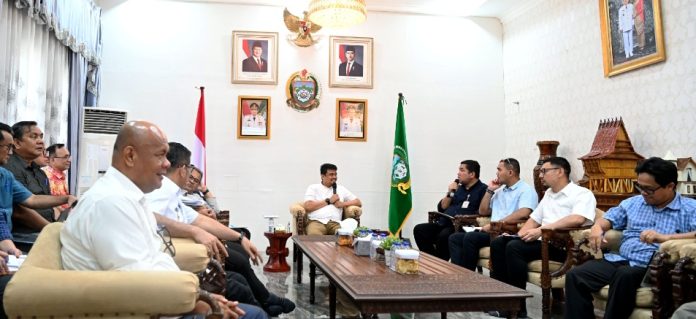 Teks Foto : Gubernur Sumatera Utara (Sumut) Muhammad Bobby Afif Nasution memimpin Rapat Koordinasi Pelaksanaan BKP bersama kepala daerah se-Kepulauan Nias di kediaman sementara Gubernur Sumut, Gunungsitoli, Sabtu (08/08/2026).(Foto : Ist) 