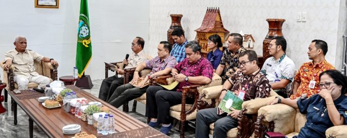 Teks Foto : Wakil Gubernur Sumatera Utara (Sumut) Surya, bersama Wakil Walikota Gunungsitoli Martinus Lase, didampingi sejumlah OPD melakukan rapat penguatan Program Gubernur dan Wakil Gubernur terkait UHC (Universal Health Coverage) bersama kepala perangkat daerah Kota Gunungsitoli, di kediaman sementara Gubernur dan Wakil Gubernur Onozitoli Siforoasi, kota Gunungsitoli, Kamis (13/08/2026).(Foto : Ist)