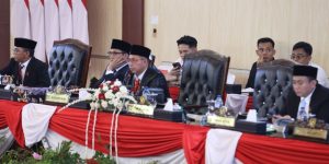 Ketua DPRD Kota Medan, Wong Chun Sen  dan Wali Kota dan Wakil Wali Kota, mendengarkan Pidato Kenegaraan Presiden Prabowo Sekaligus Menyambut HUT Ke-81 RI dengan khidmat. Jumat (14/08/2026) di gedung paripurna DPRD Medan. 