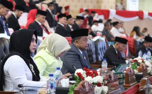 Anggota DPRD Kota Medan mendengarkan Pidato Kenegaraan Presiden Prabowo Sekaligus Menyambut HUT Ke-81 RI. Jumat (14/08/2026) di gedung paripurna DPRD Medan. 