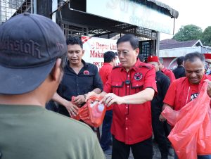 Ketua DPC PDI Perjuangan Kota Medan, Hasyim, SE didampingi Sekretaris DPC Boydo HK Panjaitan, SH, dan Bendahara Ust Fuad Akbar, M.Sos, dan Wakil Ketua Lily, MBA dan Ronald Tobing, Bagikan ratusan makanan kepada masyarakat. Aksi perdana ini dipusatkan di Jalan Gereja No. 47 D, Kelurahan Sei Agul, Kecamatan Medan Barat, Kamis (10/09/2026).