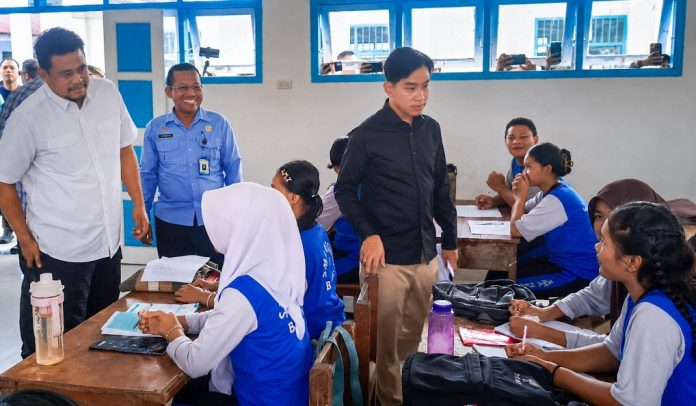 Teks Foto : Gubernur Sumut Muhammad Bobby Afif Nasution mendampingi Wakil Presiden Republik Indonesia Gibran Rakabuming mengunjungi SMA Negeri 1 Barus, Kabupaten Tapanuli Tengah, Jum'at (04/09/2026). (Foto : Ist) 