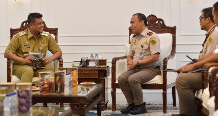 Teks Foto :  Gubernur Sumatera Utara (Sumut) Bobby Nasution menerima audiensi Kepala Balai Karantina Hewan,Ikan Dan Tumbuhan Sumut Prayatno Ginting di ruang kerja Gubernur Lantai 10 Kantor Gubernur Sumut Jalan Diponegoro Kota Medan. Senin (07/09/2026).(Foto : Ist) 