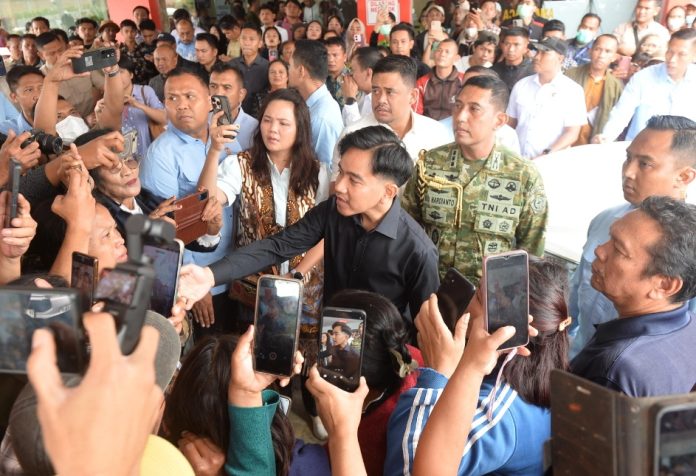 Teks Foto : Gubernur Sumatera Utara (Sumut) Bobby Nasution mendampingi Wakil Presiden RI Gibran Rakabuming mengunjungi Korban keracunan MBG di Rumah Sakit Efarina Etaham dan Rumah Sakit Amanda Jalan Lintas Desa Raya Kabupaten Karo, Jumat (11/09/2026). (Foto : Ist)