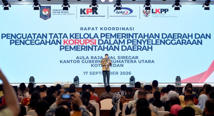 Teks Foto : Gubernur Sumatera Utara (Sumut) Bobby Nasution bersama Bupati dan Walikota se-Sumut menandatangani komitmen bersama dalam pencegahan kourpsi pada Rapat Koordinasi Penguatan Tata Kelola Pemerintahan Daerah dan Pencegahan Korupsi Dalam Penyelenggaraan Pemerintahan Daerah Sumut di Aula Raja Inal Siregar Kantor Gubernur Sumut Jalan Diponegoro Kota Medan, Kamis (17/09/2026). (Foto : Ist).