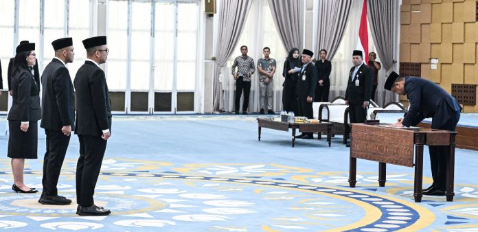 Teks Foto : Gubernur Sumatera Utara (Sumut) Muhammad Bobby Afif Nasution didampingi Wakil Gubernur Sumut Surya, Pj Sekretaris Daerah Provinsi Sumut Timur Tumanggor dan sejumladh OPD melantik dan pengambilan sumpah janji jabatan Pejabat Pimpinan Tinggi Pratama di Lingkungan Pemerintah Provinsi Sumut, di Aula Tengku Rizal Nurdin Rumah Dinas Gubernur, Jalan Sudirman No 41 Medan, Jumat (18/09/2026). (Foto : Ist) 