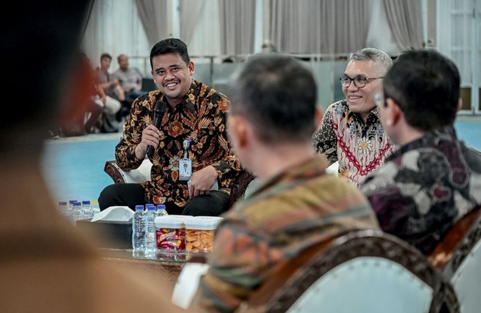 Teks Foto : Gubernur Sumatera Utara (Sumut) Muhammad Bobby Afif Nasution, Penjabat (Pj) Sekretaris Daerah Provinsi Sumatera Utara (Sumut) Timur Tumanggor dan didampingi sejumlah OPD, Mengadakan rapat Bersama Ka Balai PKP, Apersi dan Rei mengenai program bedah rumah dari Kementrian PKP, di Aula Tengku Rizal Nurdin Rumah Dinas Gubernur, jalan Sudirman no 41 Medan, Jumat (18/09/2026).(Foto : Ist) 