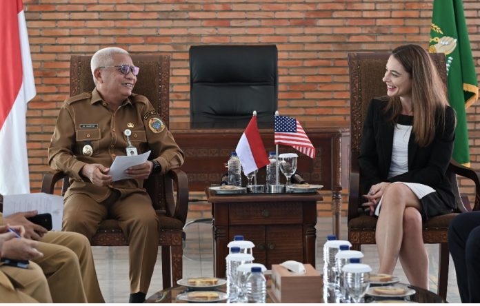 Teks Foto :  Wakil Gubernur Sumut Surya menerima kunjungan Courtesy Visit Konsul Amerika Serikat untuk Sumatera Lisa Podolny bersama Kepala Bagian Politik dari Kedutaan Besar AS di Jakarta David Muehlke dan Kepala Bagian Kerjasama Militer (Military Group) Kedutaan Besar AS di Jakarta Letkol Romelo Delos Santos, di Anjungan Lantai 9, Kantor Gubernur Sumut, Jalan Pangeran Diponegoro Nomor 30 Medan, Senin (21/09/2026).(Foto : Ist) 