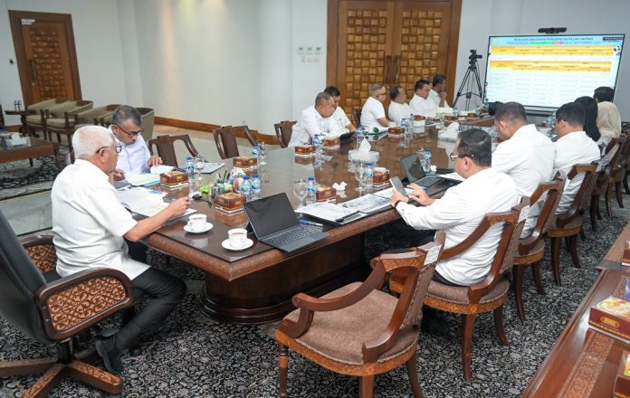 Teks Foto : Wakil Gubernur Sumut Surya memimpin Rapat Akselerasi Percepatan Target Realisasi Pendapatan Asli Daerah (PAD) Semester II Tahun 2026 di Ruang Kerja Wakil Gubernur Sumut, lantai 9 Kantor Gubernur Sumut, Jalan Diponegoro No. 30, Medan, Rabu (23/09/2026). (Foto : Ist)