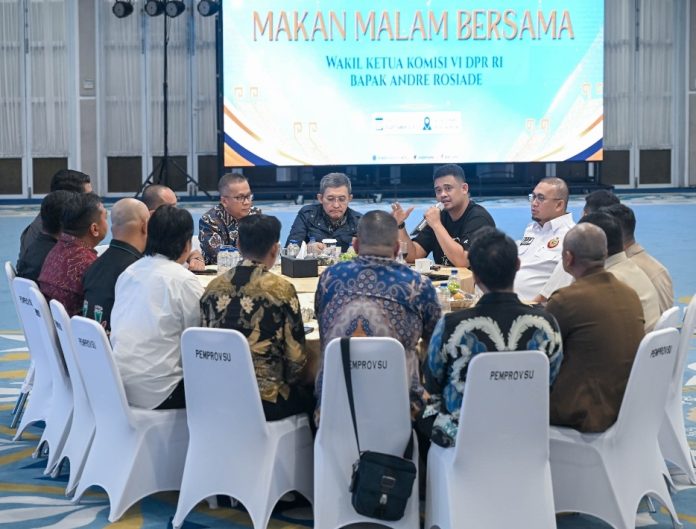 Teks Toto : Gubernur Sumut, Bobby Nasution berdiskusi dan makan malam bersama Wakil Ketua Komisi VI DPR RI Andre Rosiade dan Asosiasi Pengembang Perumahan Sumut di Aula Tengku Rizal Nurdin, Rumah Dinas Gubernur Sumut, Jalan Sudirman No. 41, Medan, Sabtu Malam (26/09/2026). (Foto : Ist)