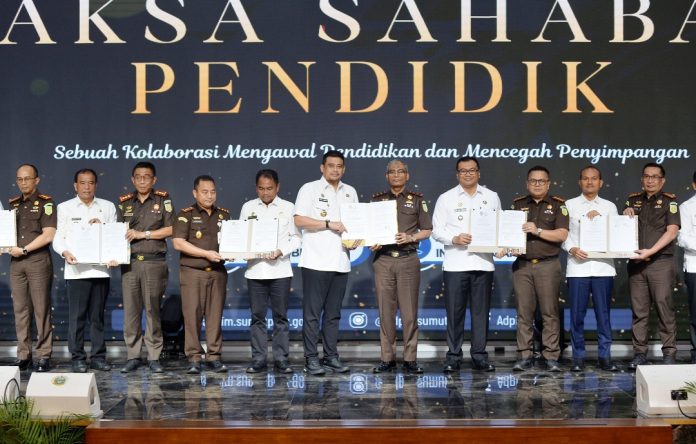 Teks Foto :  Gubernur Sumatera Utara (Sumut) Bobby Nasution bersama Kepala Kejaksaan Tinggi Sumut Muhibuddin menandatangani Nota Kesepahaman tentang Sinergi Pencegahan Terhadap Penyimpangan dan Gangguan Dalam Penyelenggaraan di Bidang Pendidikan di Wilayah Provinsi Sumut di Aula Raja Inal Siregar Kantor Gubernur Sumut Jalan Diponegoro Kota Medan. Selasa (06/10/2026). (Foto : Ist)
